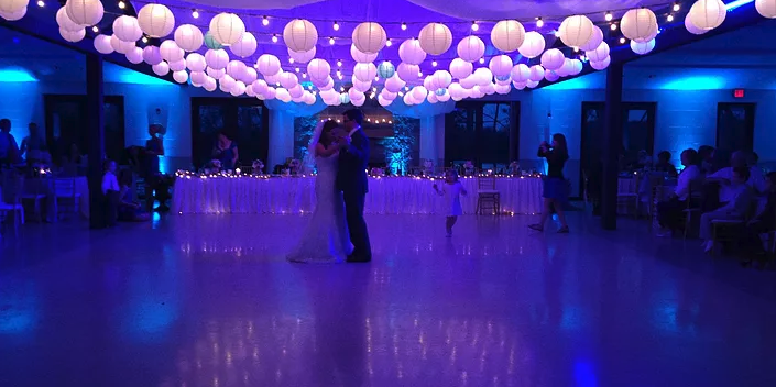 Timber Pointe Outdoor Center weddings in Hudson IL