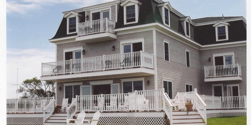 Payne's Harbor View Inn weddings in New Shoreham RI