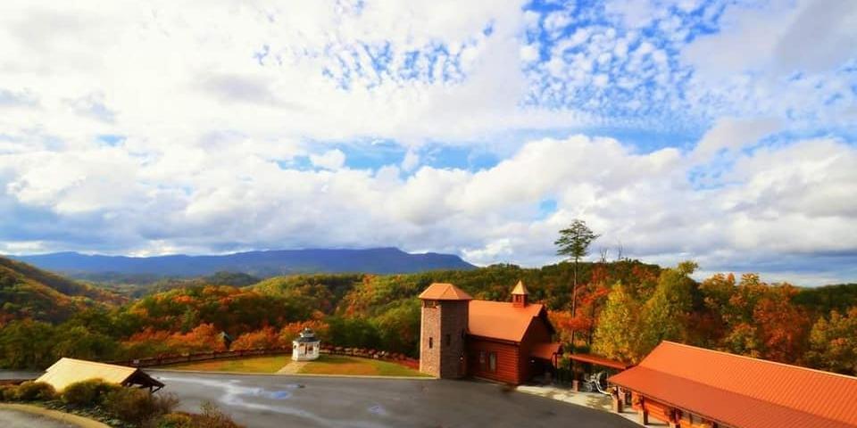 Angel&#x27;s View Chapel weddings in Sevierville TN